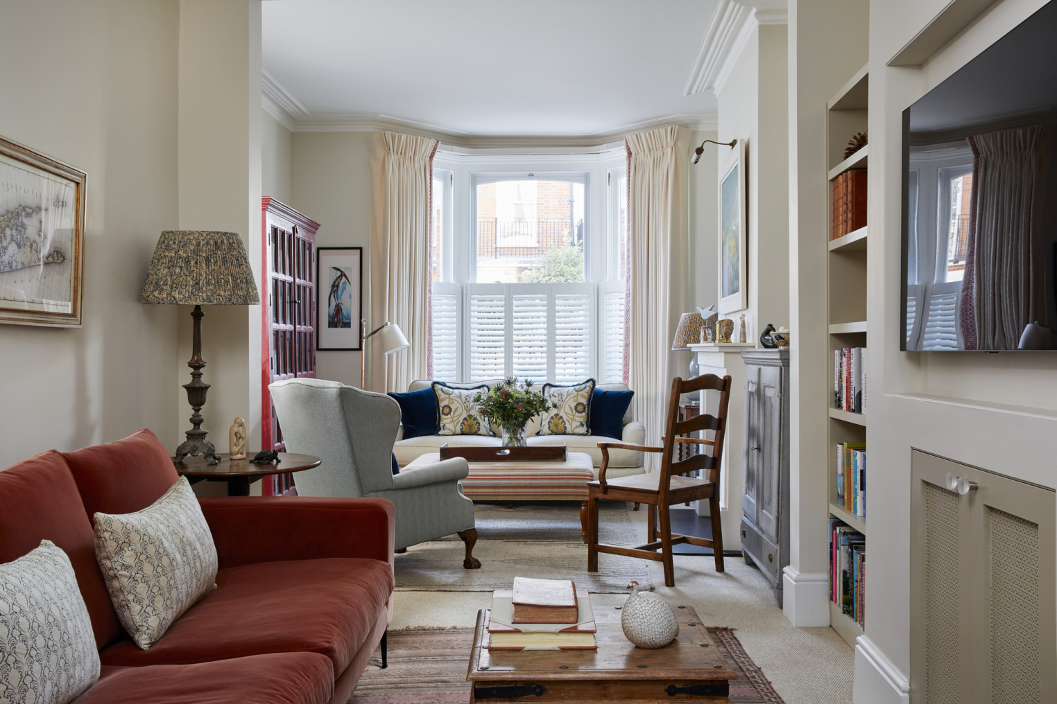 Sitting room in a contemporary home designed by Fiona Campbell Interior Design, Chelsea